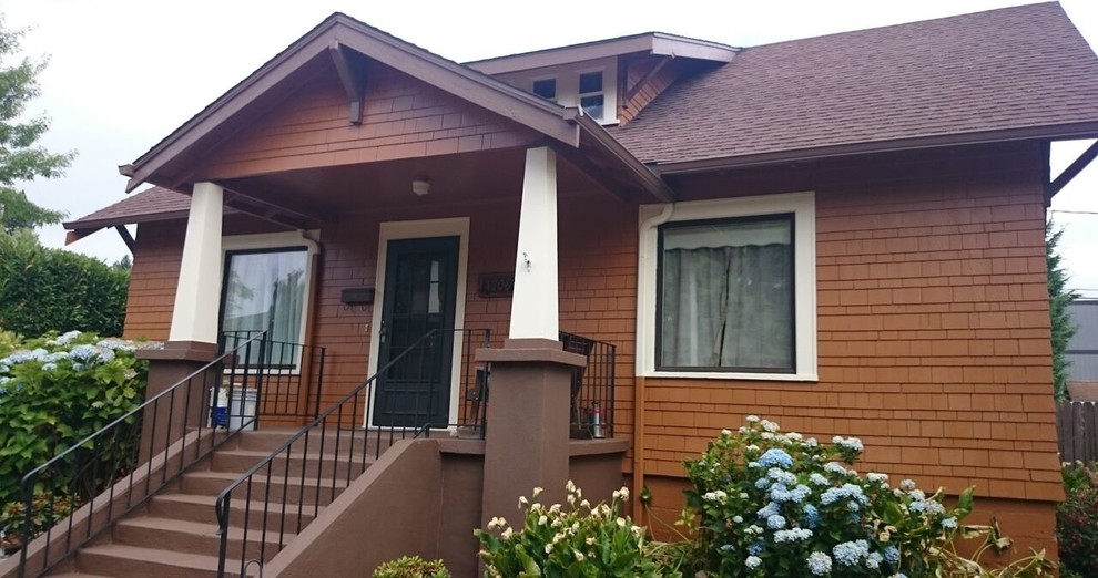 Kleines, Zweistöckiges Rustikales Einfamilienhaus mit oranger Fassadenfarbe, Satteldach und Schindeldach in Portland