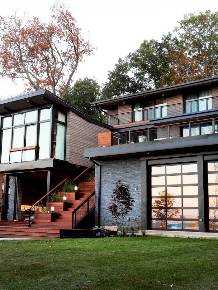 Großes, Dreistöckiges Modernes Einfamilienhaus mit Mix-Fassade, brauner Fassadenfarbe und Flachdach in Seattle
