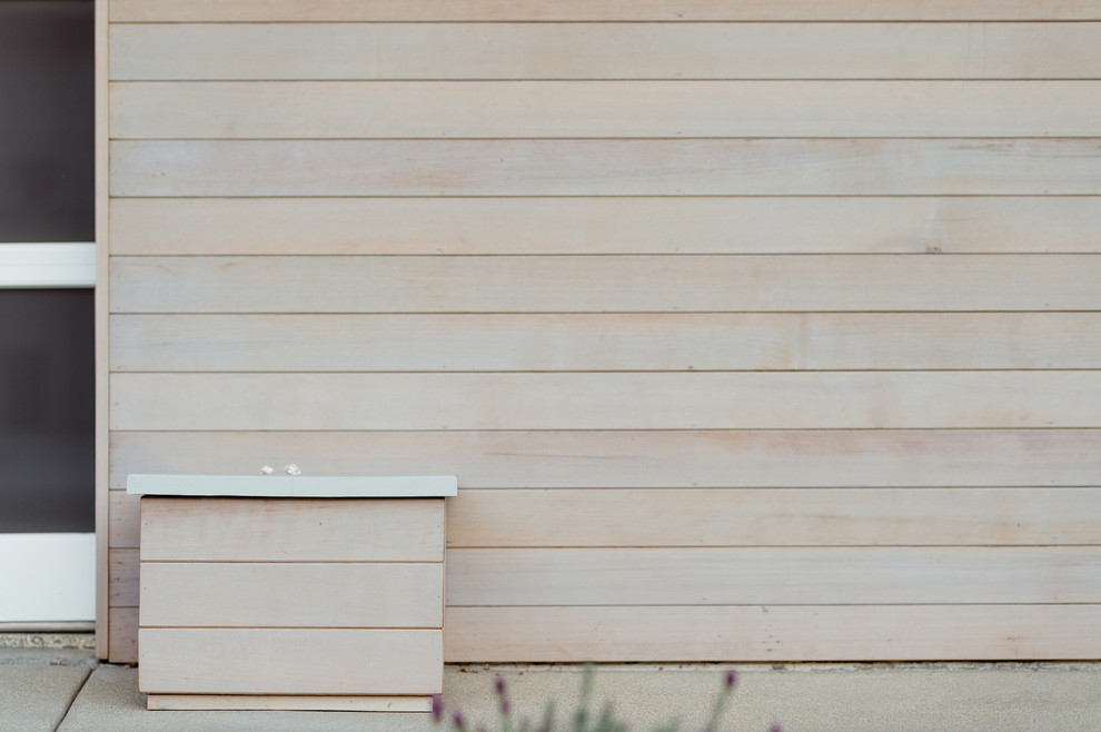 Mittelgroße, Einstöckige Retro Holzfassade Haus mit grauer Fassadenfarbe in Orange County