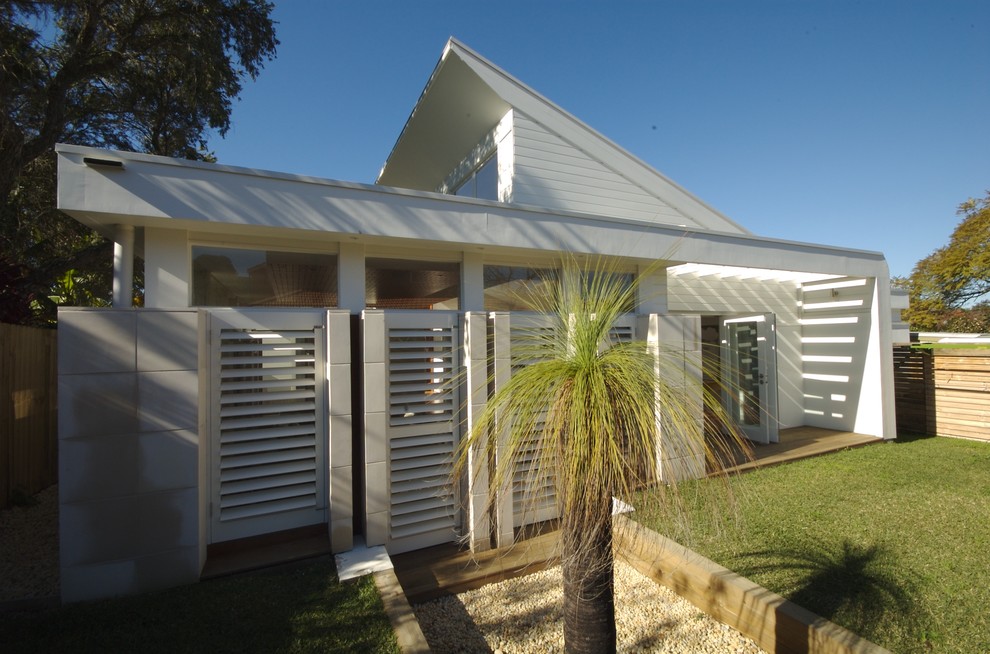 Photo of a contemporary house exterior in Sydney with wood cladding.