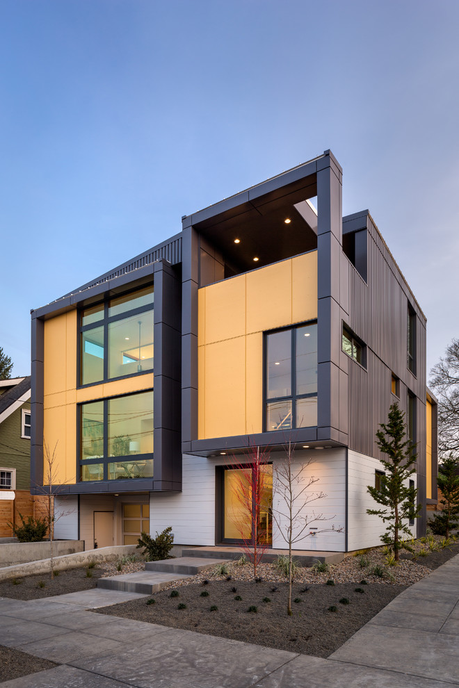 Mittelgroßes Modernes Reihenhaus mit Metallfassade, grauer Fassadenfarbe, Pultdach und Blechdach in Portland
