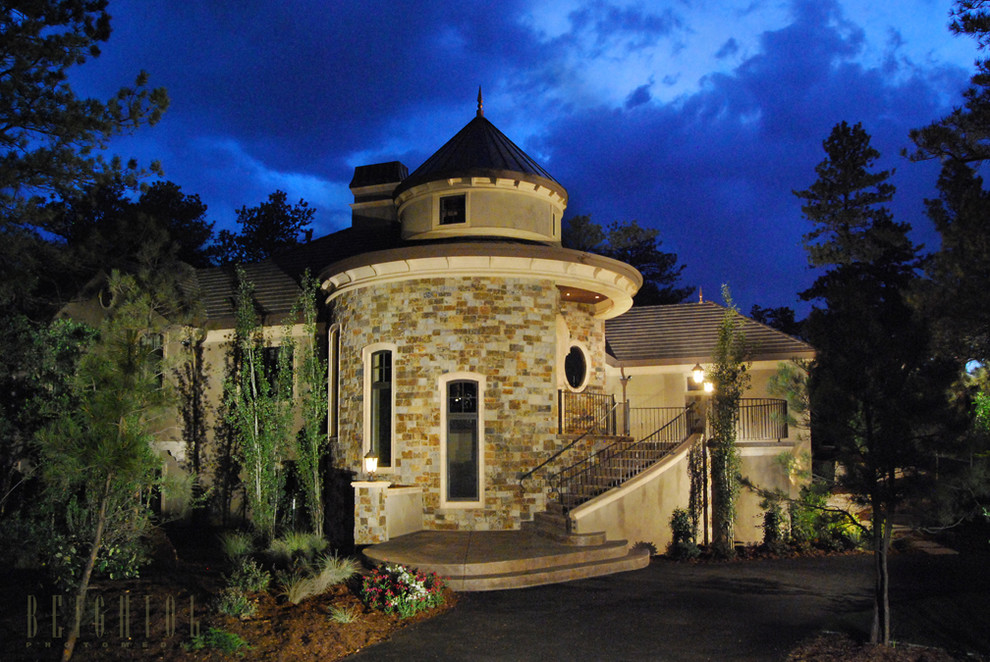 На фото: большой, одноэтажный, бежевый дом в стиле неоклассика (современная классика) с облицовкой из камня и вальмовой крышей с