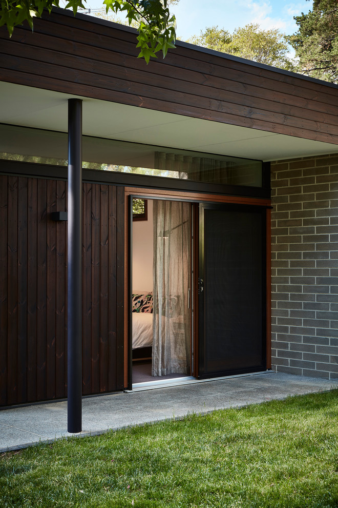 Example of a 1950s exterior home design in Melbourne