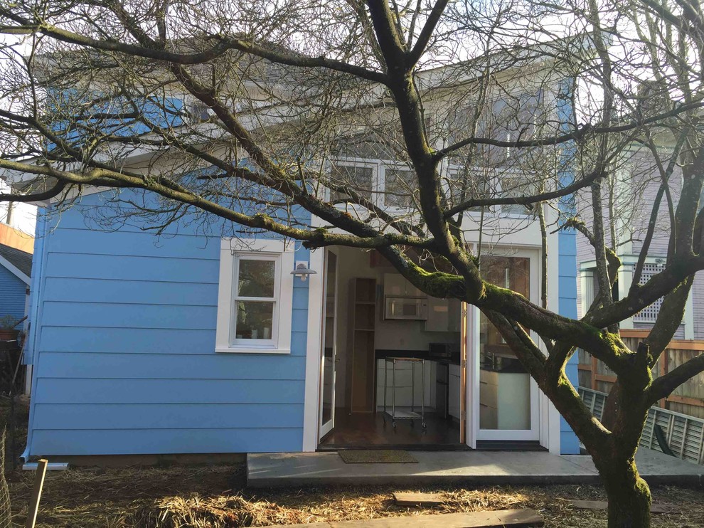 Ispirazione per la facciata di una casa piccola blu moderna a due piani con rivestimento con lastre in cemento