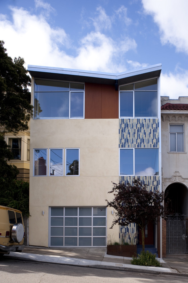 Cette image montre une façade de maison design à deux étages et plus.