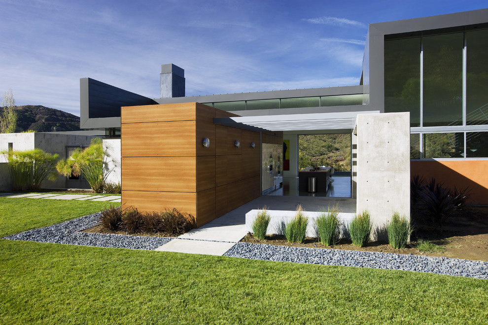 Idées déco pour une grande façade de maison grise moderne en béton à un étage avec un toit plat.