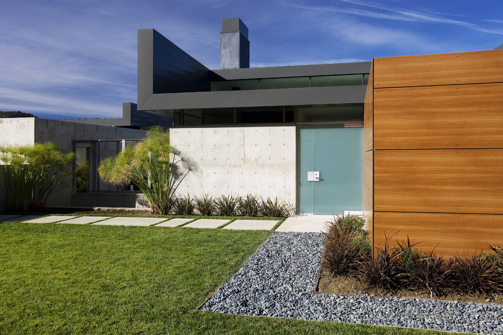 Großes, Zweistöckiges Modernes Haus mit Betonfassade, grauer Fassadenfarbe und Flachdach in Los Angeles