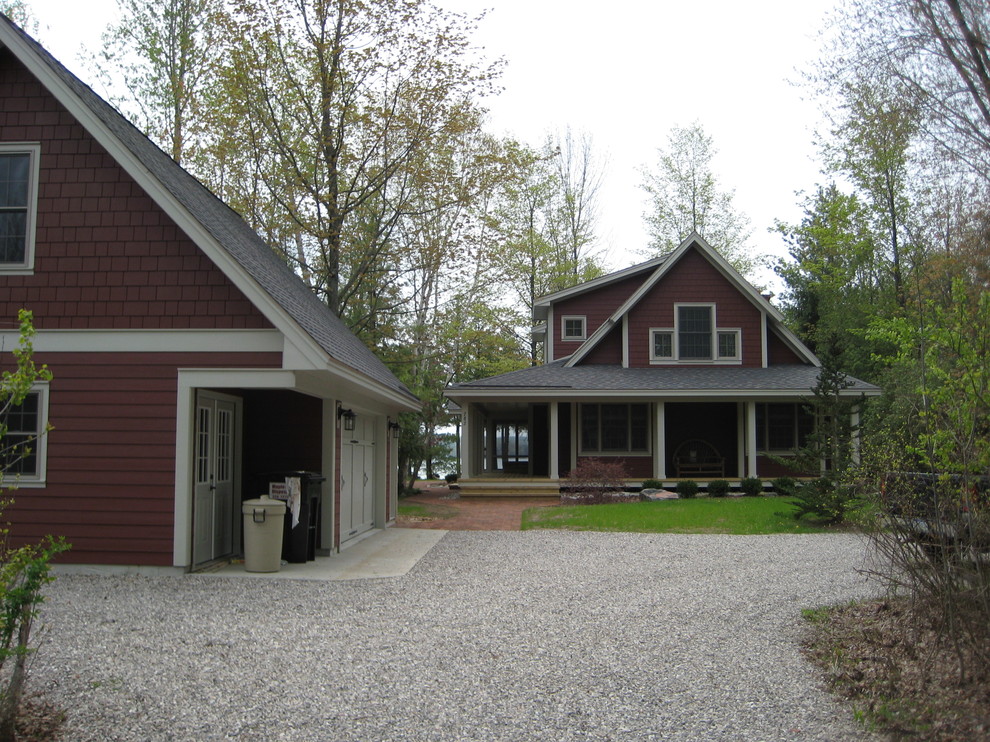 Idée de décoration pour une grande façade de maison rouge champêtre en panneau de béton fibré à un étage avec un toit à deux pans.
