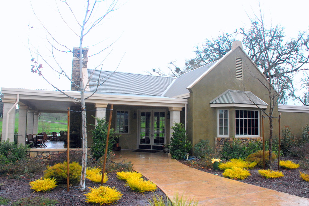 Imagen de fachada verde de estilo de casa de campo de tamaño medio de una planta con revestimiento de estuco
