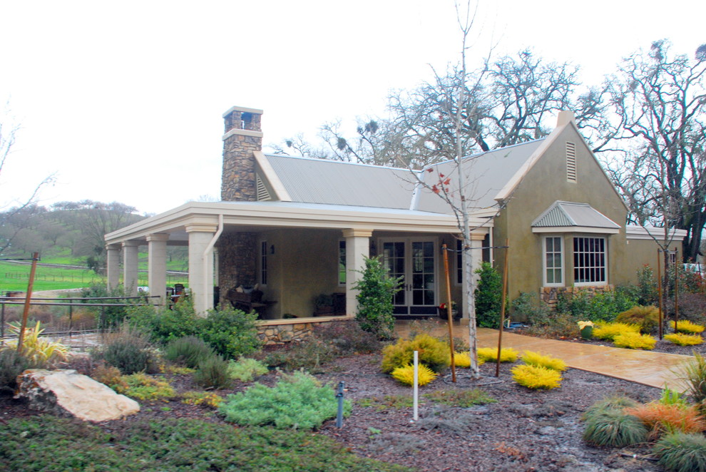 Cette photo montre une façade de maison verte nature en stuc de taille moyenne et de plain-pied.