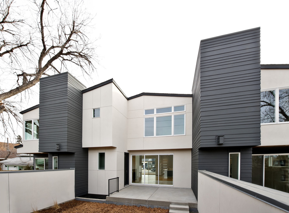 Idée de décoration pour une façade de maison noire minimaliste de taille moyenne et à un étage avec un revêtement mixte.