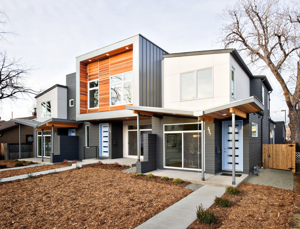 Mittelgroßes, Zweistöckiges Modernes Haus mit Mix-Fassade und schwarzer Fassadenfarbe in Denver
