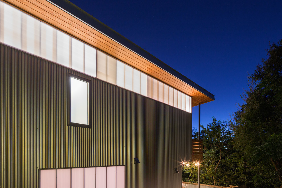 Idee per la facciata di una casa grigia industriale a due piani di medie dimensioni con rivestimento in metallo e copertura in metallo o lamiera