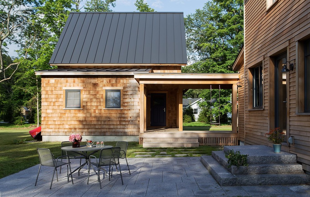 Mittelgroßes, Zweistöckiges Landhaus Haus mit brauner Fassadenfarbe, Satteldach und Blechdach in Boston