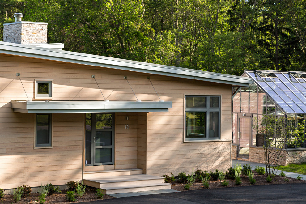 Foto de fachada de casa beige minimalista de tamaño medio de dos plantas con revestimiento de madera, tejado de un solo tendido y tejado de metal