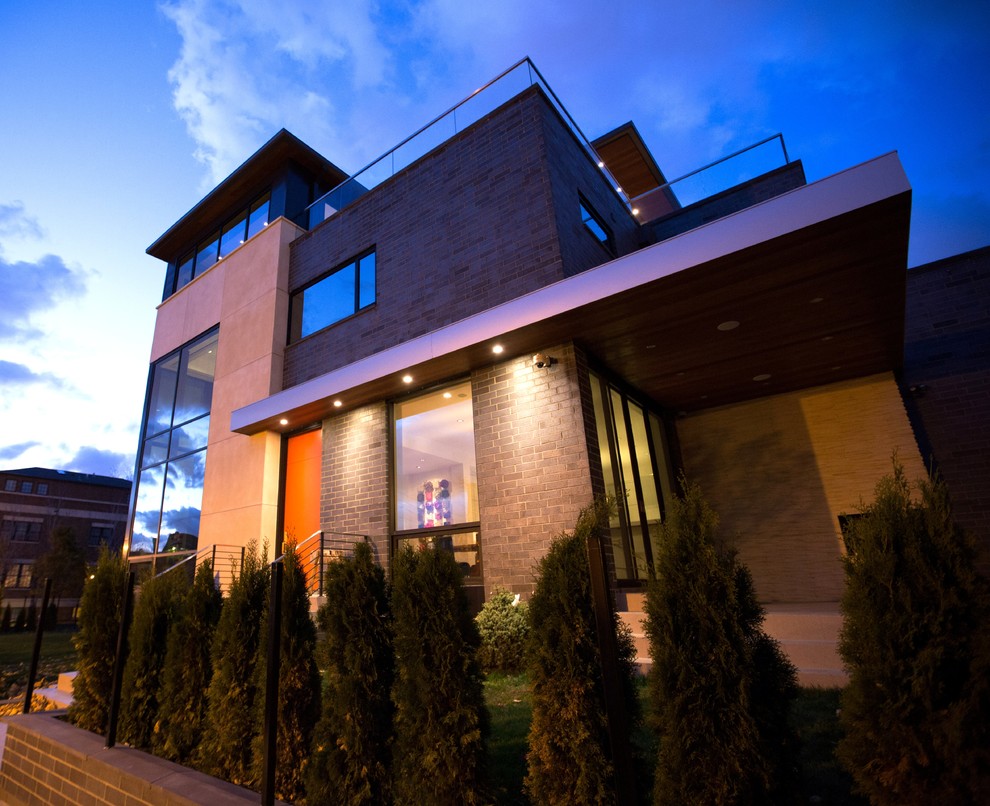 Photo of a contemporary house exterior in Chicago.