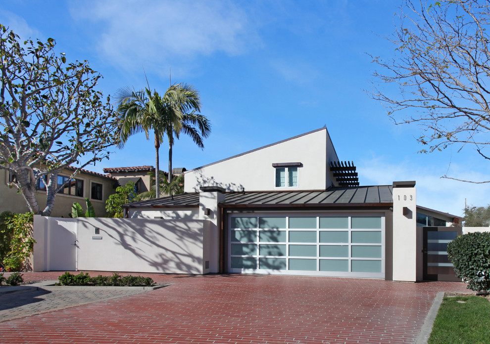 Modernes Haus mit beiger Fassadenfarbe in Orange County