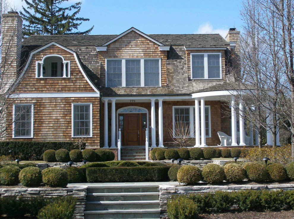 Imagen de fachada de casa marrón tradicional grande de dos plantas con revestimiento de madera