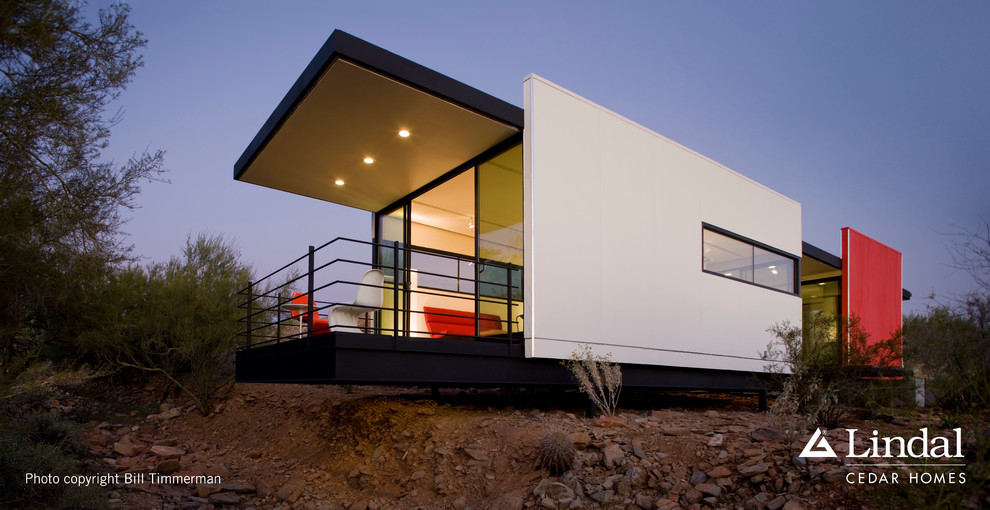 Kleines, Einstöckiges Modernes Haus mit Faserzement-Fassade und weißer Fassadenfarbe in Seattle