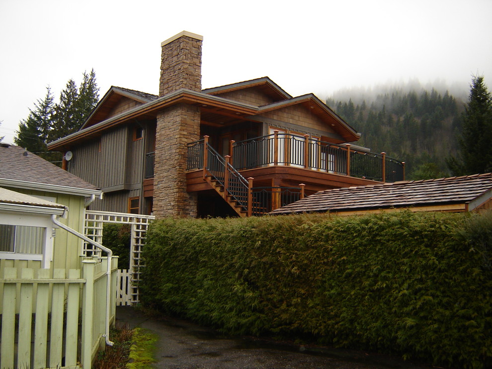 Mittelgroßes, Zweistöckiges Rustikales Haus mit grauer Fassadenfarbe, Satteldach und Schindeldach in Vancouver
