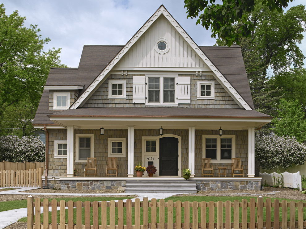 Foto della facciata di una casa classica a due piani di medie dimensioni con rivestimento in legno