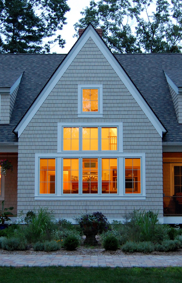 Idée de décoration pour une façade de maison beige tradition en bois à un étage.