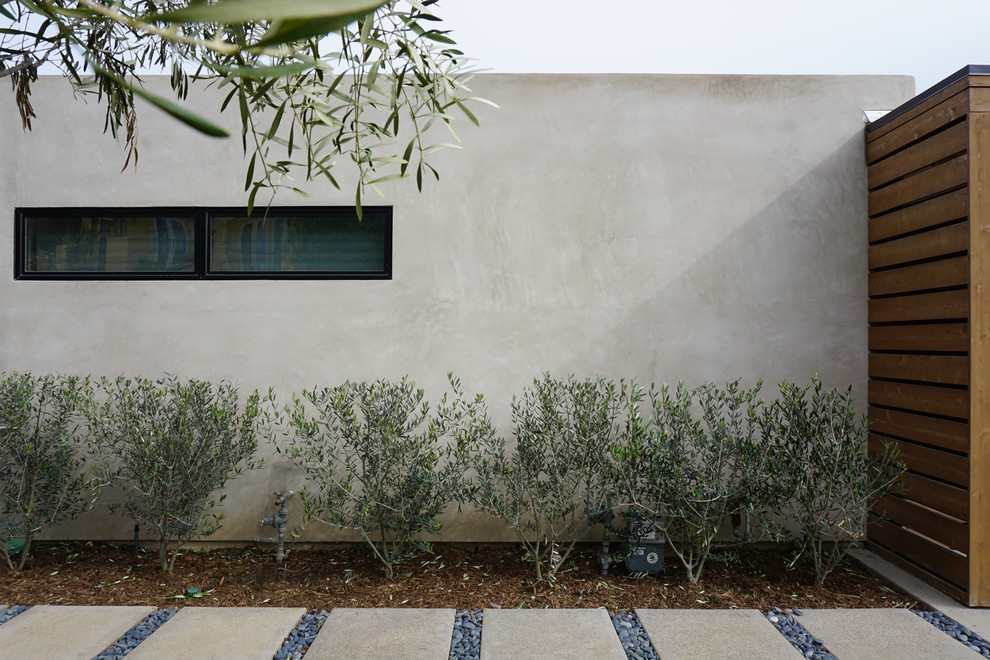 Idee per la villa piccola beige a un piano con rivestimento in stucco e tetto piano