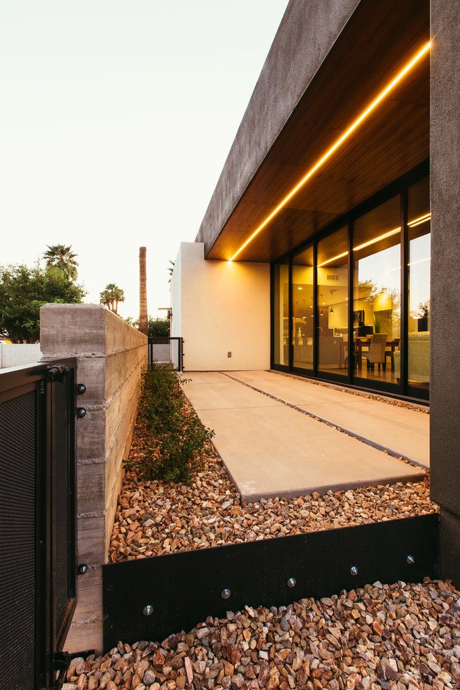 Photo of a modern bungalow render house exterior in Phoenix with a flat roof.