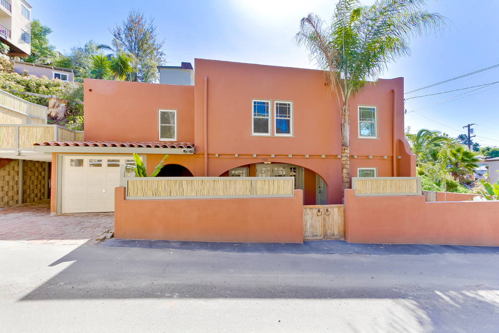 Mediterranes Haus mit oranger Fassadenfarbe in San Diego