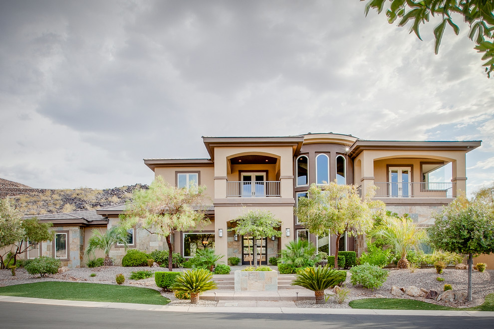 ラスベガスにある巨大なコンテンポラリースタイルのおしゃれな家の外観 (石材サイディング) の写真