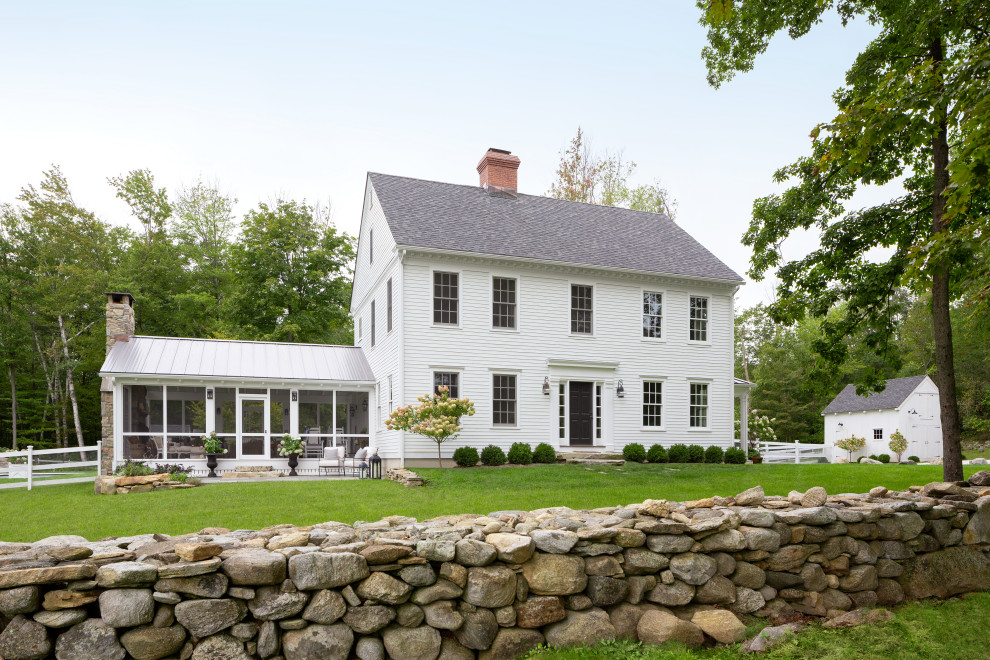 Zweistöckiges Landhaus Einfamilienhaus mit weißer Fassadenfarbe, Satteldach, Schindeldach, grauem Dach und Verschalung in New York