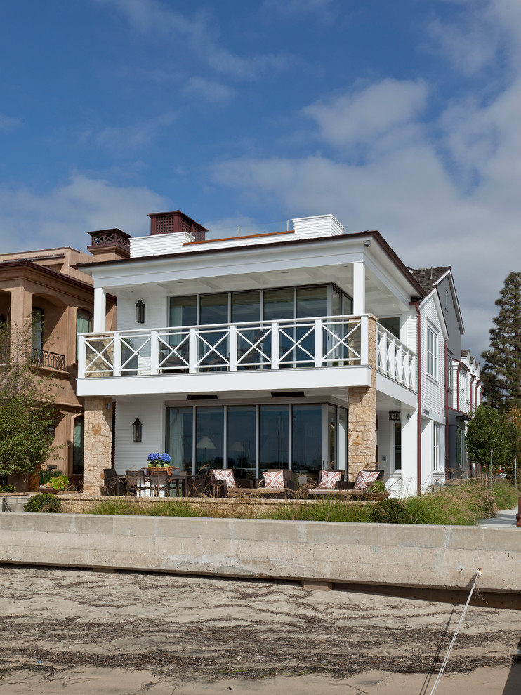 Idée de décoration pour une grande façade de maison blanche marine en bois à deux étages et plus avec un toit en shingle.