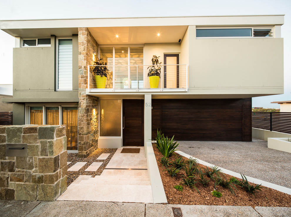 Стильный дизайн: двухэтажный, бежевый дом в стиле модернизм с комбинированной облицовкой и плоской крышей - последний тренд