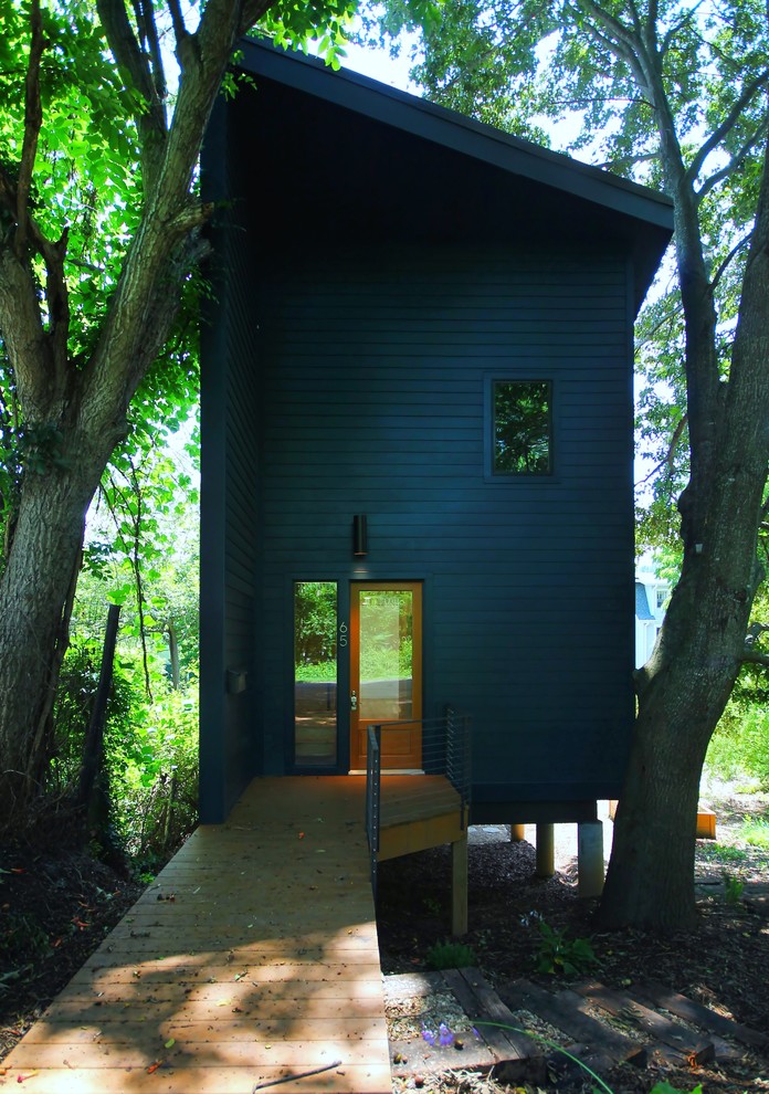Идея дизайна: маленький, серый дом в современном стиле для на участке и в саду