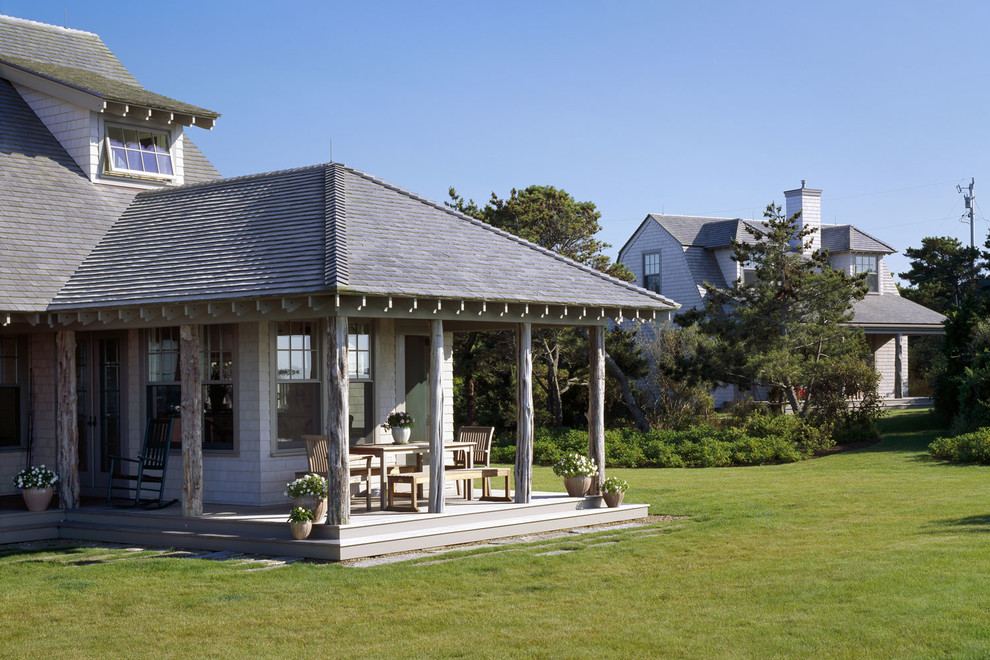Diseño de fachada de casa gris tradicional grande de dos plantas con revestimiento de madera, tejado a doble faldón y tejado de teja de madera
