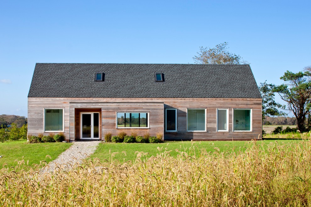 Kleines, Einstöckiges Modernes Haus mit brauner Fassadenfarbe, Satteldach und Schindeldach in Providence
