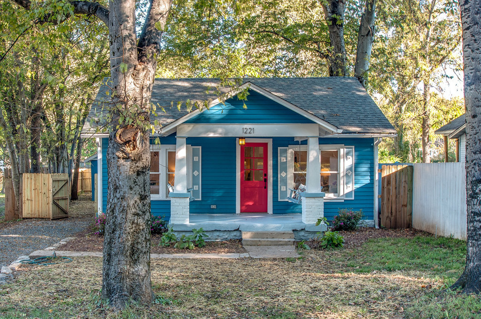 Inspiration pour une petite façade de maison bleue craftsman en bois de plain-pied avec un toit à deux pans.