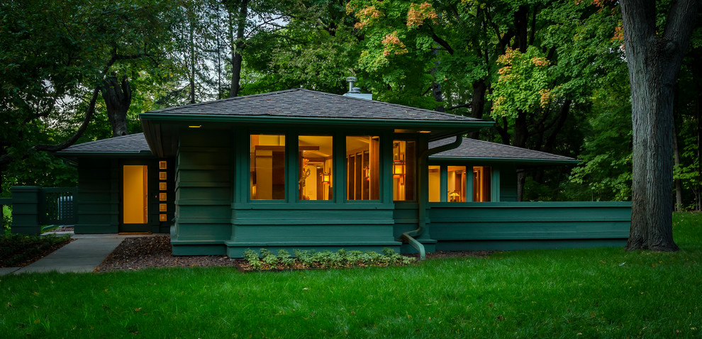 Idéer för ett mellanstort amerikanskt grönt hus, med allt i ett plan, valmat tak och tak i shingel
