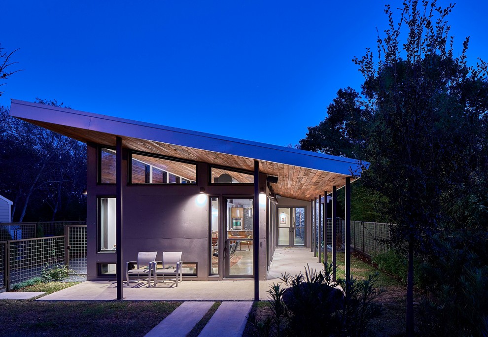 Kleines, Einstöckiges Modernes Haus mit Faserzement-Fassade und grauer Fassadenfarbe in Dallas