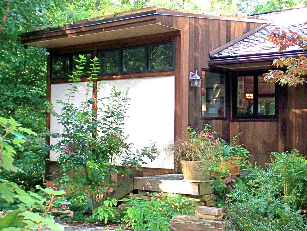 Источник вдохновения для домашнего уюта: маленький, одноэтажный, коричневый дом в восточном стиле с облицовкой из самана и односкатной крышей для на участке и в саду