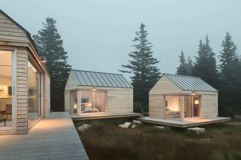 Kleine, Einstöckige Urige Holzfassade Haus mit beiger Fassadenfarbe in Portland Maine
