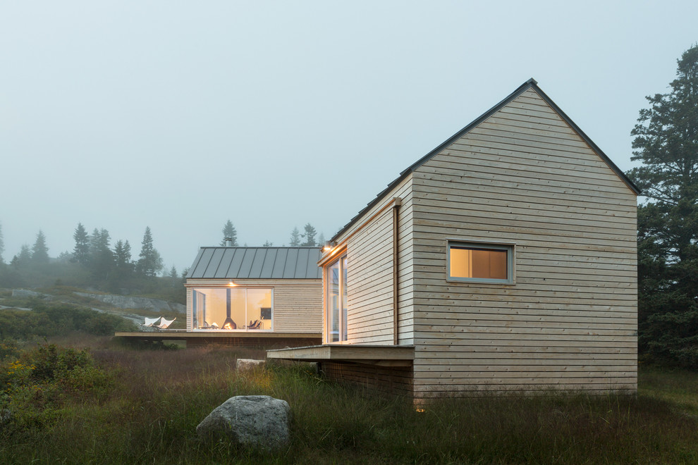 На фото: маленький, одноэтажный, деревянный, бежевый дом в стиле рустика для на участке и в саду