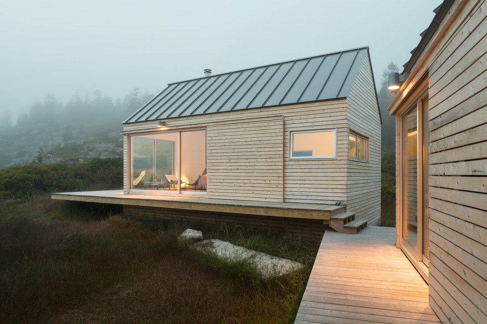 Стильный дизайн: одноэтажный, деревянный, маленький дом в стиле рустика с двускатной крышей для на участке и в саду, охотников - последний тренд