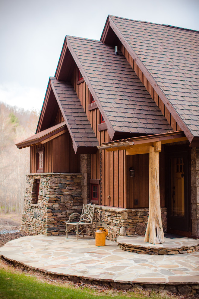 Kleine, Dreistöckige Urige Holzfassade Haus mit brauner Fassadenfarbe und Satteldach in Charlotte