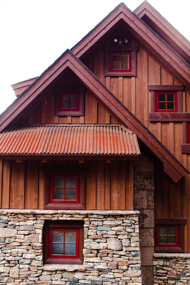 Источник вдохновения для домашнего уюта: маленький, трехэтажный, деревянный, коричневый дом в стиле рустика с двускатной крышей для на участке и в саду