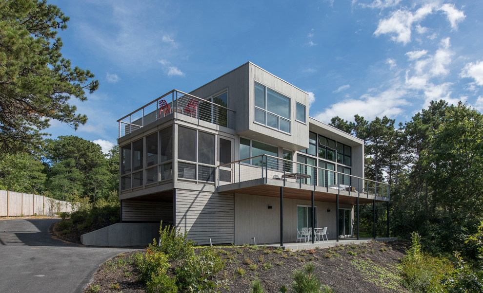 Mittelgroßes, Zweistöckiges Modernes Haus mit grauer Fassadenfarbe und Flachdach in Boston