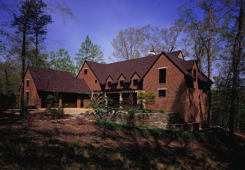 Exempel på ett mellanstort modernt brunt hus, med två våningar, tegel, sadeltak och tak i shingel