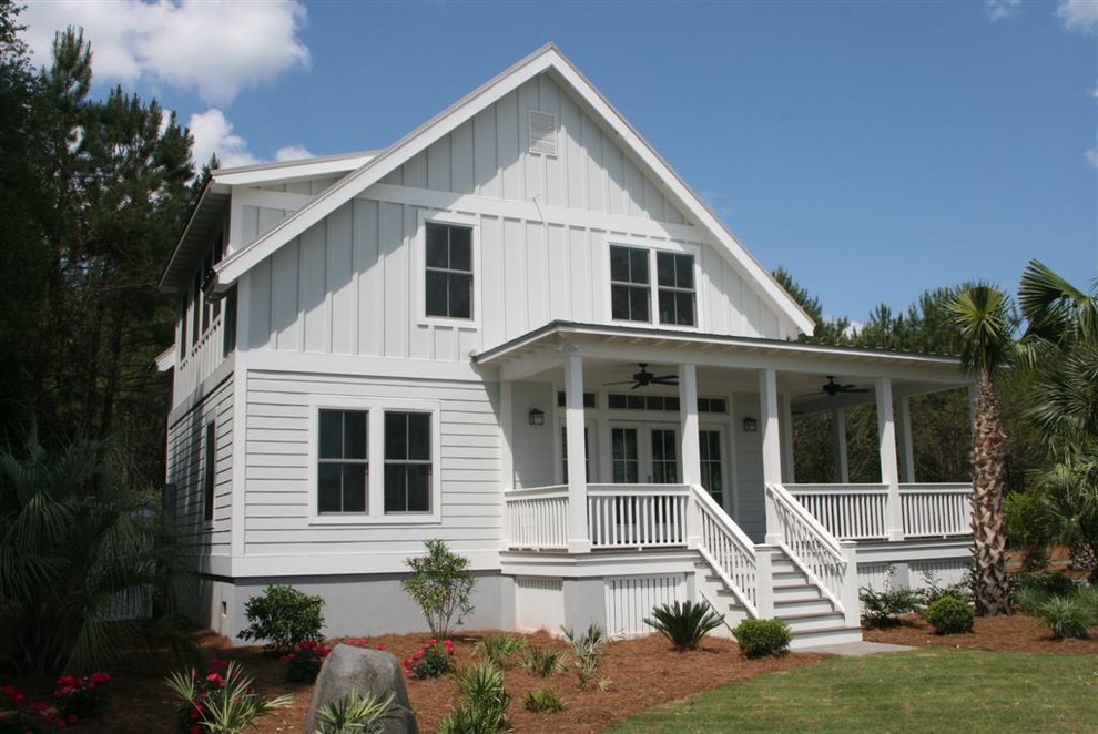 Стильный дизайн: маленький, двухэтажный, серый частный загородный дом в стиле кантри с облицовкой из ЦСП, двускатной крышей и металлической крышей для на участке и в саду - последний тренд