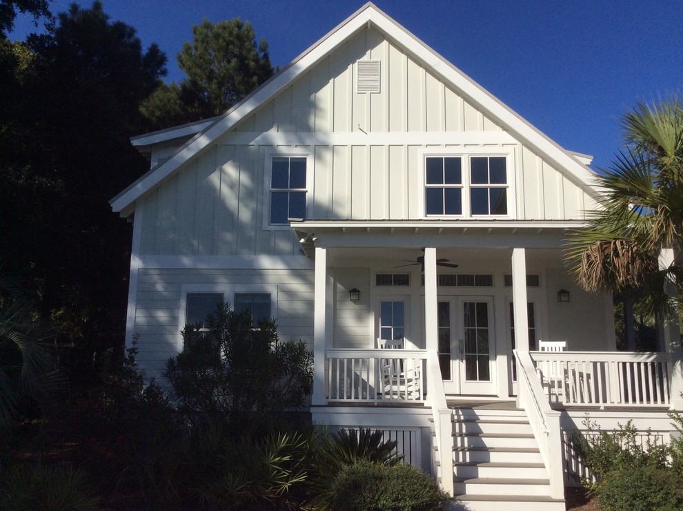 Kleines, Zweistöckiges Landhausstil Einfamilienhaus mit Faserzement-Fassade, grauer Fassadenfarbe, Satteldach und Blechdach in Charleston