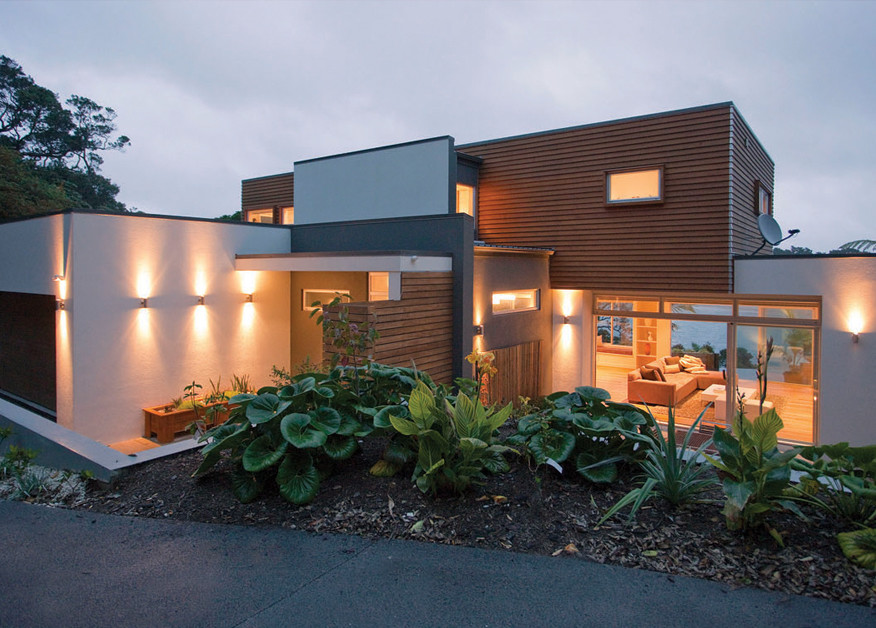 Mittelgroßes, Zweistöckiges Modernes Einfamilienhaus mit Mix-Fassade, weißer Fassadenfarbe, Flachdach und Blechdach in Sonstige